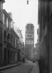 Skioptikonbild med motiv från gata i Stralsund med kyrkan St. Jakobi Kirche i bakgrunden.
Bilden har förvarats i kartong märkt: Resan 1912. Stralsund. 9. Text på bild: 