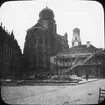 Skioptikonbild med motiv från restaurering kring katderalen St. Stephan i Passau.
Bilden har förvarats i kartong märkt: Resan 1906. Regensburg 3. Passau 4. Text på bild: 