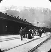 Skioptikonbild med motiv av resenärer längs Arlberg- banan mellan Innsbruck och Bludenz (Tyrolen).
Bilden har förvarats i kartong märkt: Resan 1906. Arlberg- banan 2. Konstanz 6. Text på bild: 