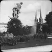 Skioptikonbild med motiv av skulptur i parken Mirabellgarten i Salzburg.
Bilden har förvarats i kartong märkt: Höstresan 1909. Wien 3. Salzburg 6. No 9. Text på bild: 