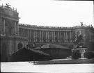 Skioptikonbild med motiv av vänstra flygen Neue Hofburg på palatset Hofburg, Wien.
Bilden har förvarats i kartong märkt: Höstresan 1909. Wien 3. Salzburg 6. No 9. Text på bild: 