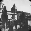 Skioptikonbild med motiv av St. Peters Friedhof med kyrkogård, Salzburg.
Bilden har förvarats i kartong märkt: Höstresan 1909. Salzburg 8. No 10. Text på bild: 