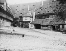 Skioptikonbild med motiv av den gotiska gården till Alte Hofhaltung, gamla domstolen i Bamberg.
Bilden har förvarats i kartong märkt: Resan 1906. Bamberg 8..Text på bild: 