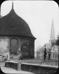 Skioptikonbild med motiv av lekande barn vid Nikolai-kirche, Nikolaikyrkan, från 1230. Troligen den äldsta bevarade kyrkan i Baltikum.
Bilden har förvarats i kartong märkt: Resan 1912. Rostock 4. Güstrow. Text på bild: 