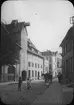 Skioptikonbild med motiv av gata i Rostock.
Bilden har förvarats i kartong märkt: Resan 1912. Rostock 4. Güstrow. Text på bild: 