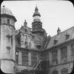 Skioptikonbild med motiv av Kronborgs slott i Helsingör.
Bilden har förvarats i kartong märkt: Helsingborg- Helsingör 1903.