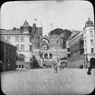 Skioptikonbild med motiv av trappa till borgen, Helsingborgs slott.
Bilden har förvarats i kartong märkt: Helsingborg- Helsingör 1903.