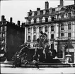 Skioptikonbild med motiv av fontänen, Fountain Bartholdi.
Bilden har förvarats i kartong märkt: Höstresan 1907. Lyon 5. Vienne 2. No 1. Text på bild: 