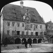 Skioptikonbild med motiv av rådhuset i Heilbronn med astronomiskt ur från 1580.
Bilden har förvarats i kartong märkt: Resan 1906. Heidelberg. 8.