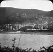 Skioptikonbild med motiv av Heidelberg vid floden Neckar.
Bilden har förvarats i kartong märkt: Resan 1906. Heidelberg. 8.