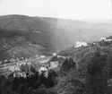 Skioptikonbild med motiv av vy över Heidelberg.
Bilden har förvarats i kartong märkt: Resan 1906. Heidelberg. 8.