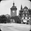 Skioptikonbild med motiv av tornet Schnetztor i stadsmuren, Konstanz.
Bilden har förvarats i kartong märkt: Resan 1906. Konstanz. 6.