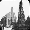 Skioptikonbild med motiv av Schöner Brunnen på Hauptmarkt vid Frauenkirche, Nürnberg.
Bilden har förvarats i kartong märkt: Vårresan 1910 Nürnberg 9. XV.