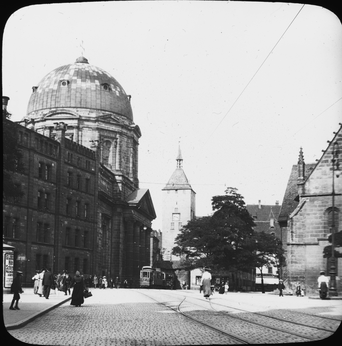 Skioptikonbild med motiv av kyrkan S:t Elisabeth i Nürnberg.
Bilden har förvarats i kartong märkt: Vårresan 1910 Nürnberg 9. XV.