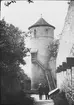 Skioptikonbild med motiv av två män vid torn i stadsmuren, Rothenburg.
Bilden har förvarats i kartong märkt: Vårresan 1910. Rothenburg. XXVIII. Text på bild: 