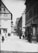 Skioptikonbild med motiv längs gatan Röder Strasse mot Markusturm i Rothenburg.
Bilden har förvarats i kartong märkt: Vårresan 1910. Rothenburg. XXVIII.Text på bild: 