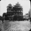 Skioptikonbild med motiv kärra med halm/ hö, på torget am Sande i Lüneburg.
Bilden har förvarats i kartong märkt: Resan 1906. Lüneburg 8.