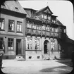 Skioptikonbild med motiv av hus i Lüneburg.
Bilden har förvarats i kartong märkt: Resan 1906. Lüneburg 8.