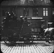 Skioptikonbild med motiv hästskjuts/ ekipage i full fart på gata i Lüneburg .
Bilden har förvarats i kartong märkt: Resan 1906. Lüneburg 8.