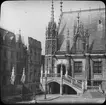 Skioptikonbild med motiv av Palais de Justice i Rouen.
Bilden har förvarats i kartong märkt: Resan 1906. Rouen 5. VII. Text på bild: 