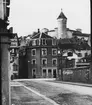 Skioptikonbild med motiv från Schaffhausen. Stadsbild med slottet Munot i bakgrunden.
Bilden har förvarats i kartong märkt: Resan 1906. Meersburg 4. Schaffhausen 4.