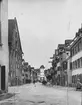 Skioptikonbild med motiv av gata i Meersburg am Bodensee.
Bilden har förvarats i kartong märkt: Resan 1906. Meersburg 4. Schaffhausen 4.