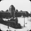 Skioptikonbild med motiv av Nürnberg Hauptbahnhof, centralstationen i Nürnberg.
Bilden har förvarats i kartong märkt: Vårresan 1910. Nürnberg 9. XVI. Text på bild: 