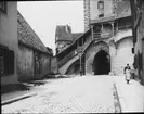 Skioptikonbild med motiv av Klingentor, torn i stadmuren i Rothenburg ob der Tauber.
Bilden har förvarats i kartong märkt: Vårresan 1910. Rothenburg. XXX. Text på bild: 