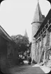 Skioptikonbild med motiv av stadsmuren med vaktgång, i Rothenburg ob der Tauber.
Bilden har förvarats i kartong märkt: Vårresan 1910. Rothenburg. XXX. Text på bild: 