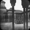 Skioptikonbild med motiv från lejongården i palatset Alhambra, Grandada.
Bilden har förvarats i kartong märkt: Höstresan 1910. Alhambra. N: 19. Text på bild: 