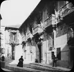 Skioptikonbild med motiv av Antigua Casa de Cabildos, Granada.
Bilden har förvarats i kartong märkt: Granada 1910. Granada 9. N:8. Text på bild: 