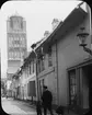 Skioptikonbild med motiv från Stralsund med St. Nikolai Kirche i bakgrunden.
Bilden har förvarats i kartong märkt: Resan 1912. Stralsund.