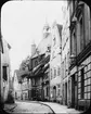 Skioptikonbild med motiv från gatan Schillstrasse vid St. Johannis-Kloster, Stralsund.
Bilden har förvarats i kartong märkt: Resan 1912. Stralsund. Text på bild: 