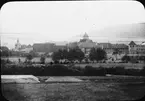 Skioptikonbild med motiv över medeltida stad.
Bilden har förvarats i kartong märkt: Vårresan 1910. Weimar 3. Meiningen 3. IV. Text på bild: Reutwertshausen?