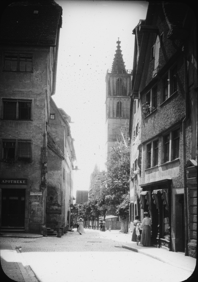 Skioptikonbild med motiv från gata i Rothenburg.
Bilden har förvarats i kartong märkt: Vårresan 1910. Rothenburg. XXIII. Text på bild: "Neuer Steig".