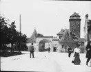 Skioptikonbild med motiv av port i stadsmuren, Rothenburg.
Bilden har förvarats i kartong märkt: Vårresan 1910. Rothenburg. XXVI. Text på bild: 