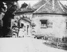 Skioptikonbild med motiv av Burg Thor, port i stadmuren, Rothenburg.
Bilden har förvarats i kartong märkt: Vårresan 1910. Rothenburg. XXVI. Text på bild: 