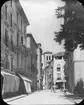 Skioptikonbild med motiv från gatan Calla de Elvira, Granada.
Bilden har förvarats i kartong märkt: Höstresan 1910. Granada 9. N:7. Text på bild: 