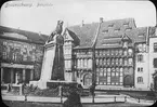 Skioptikonbild med motiv från Burgplatz i Braunschweig med monumentet Braunschweiger Löwe.
Bilden har förvarats i kartong märkt: Vårresan 1909. Braunschweig 9. III.