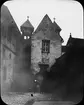 Skioptikonbild med motiv från gården, Schloss Kronburg.
Bilden har förvarats i kartong märkt: Resan 1911 Schwäbische Hall. Schloss Kronburg. XIX. Text på bild: 