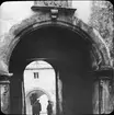 Skioptikonbild med motiv av valvport vid Schloss Kronburg.
Bilden har förvarats i kartong märkt: Resan 1911 Schwäbische Hall. Schloss Kronburg. XIX. Text på bild: 