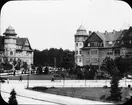 Skioptikonbild med motiv från stadsdelen Zehlendorf, Berlin.
Bilden har förvarats i kartong märkt: Resan 1911. Berlin 1. Dinkelsbühl 8. I. Text på bild: 