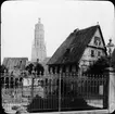 Skioptikonbild med motiv från Nördlingen med St. Georgskirche i bakgrunden.
Bilden har förvarats i kartong märkt: Resan 1911. Nördlingen 10. X.