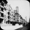 Skioptikonbild med motiv från från Berchtesgadener Strasse i stadsdelen Schöneberg, Berlin.
Bilden har förvarats i kartong märkt: Vårresan 1910. Berlin. II Text på bild: 