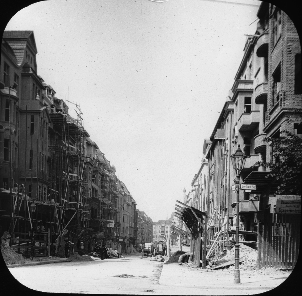 Skioptikonbild med motiv av Jenaer Straße under uppbyggnad, taget mot norr från Berliner Strasse i stadsdelen Schöneberg, Berlin.
Bilden har förvarats i kartong märkt: Vårresan 1910. Berlin. II. Text på bild: "Schöneberg".