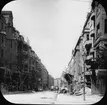 Skioptikonbild med motiv av Jenaer Straße under uppbyggnad, taget mot norr från Berliner Strasse i stadsdelen Schöneberg, Berlin.
Bilden har förvarats i kartong märkt: Vårresan 1910. Berlin. II. Text på bild: 