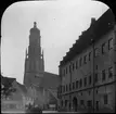 Skioptikonbild med motiv från Nörlingen med St. Georgs Kirche.
Bilden har förvarats i kartong märkt: Vårresan 1911. Nördlingen IX. Text på bild: 