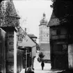 Skioptikonbild med motiv från Dinkelsbühl med stadsporten Segringer Tor i bakgrunden.
Bilden har förvarats i kartong märkt: Resan 1911. Dinkelsbühl 10.V.