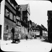 Skioptikonbild av Hirschelgasse med Tucherschlösschen till vänster, Nürnberg.

Bilden har förvarats i kartong märkt: Vårresan 1910. Nürnberg 9. XX.