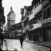 Skioptikonbild med motiv av gatan Heilbronner Strasse mot tornet Josenturm i Schwäbisch Hall.
Bilden har förvarats i kartong märkt: Resan 1911. Schwäbisch Hall 9. XV. Text på bild: 